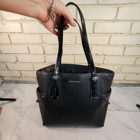 Like New Michael Kors Voyager Black Tote Bag - Picture 3 of 11